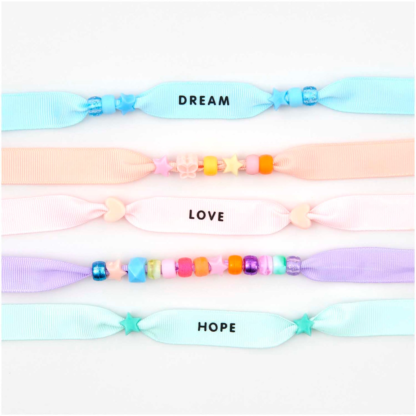 sada náramků k navlékání — ponii beads — pastel