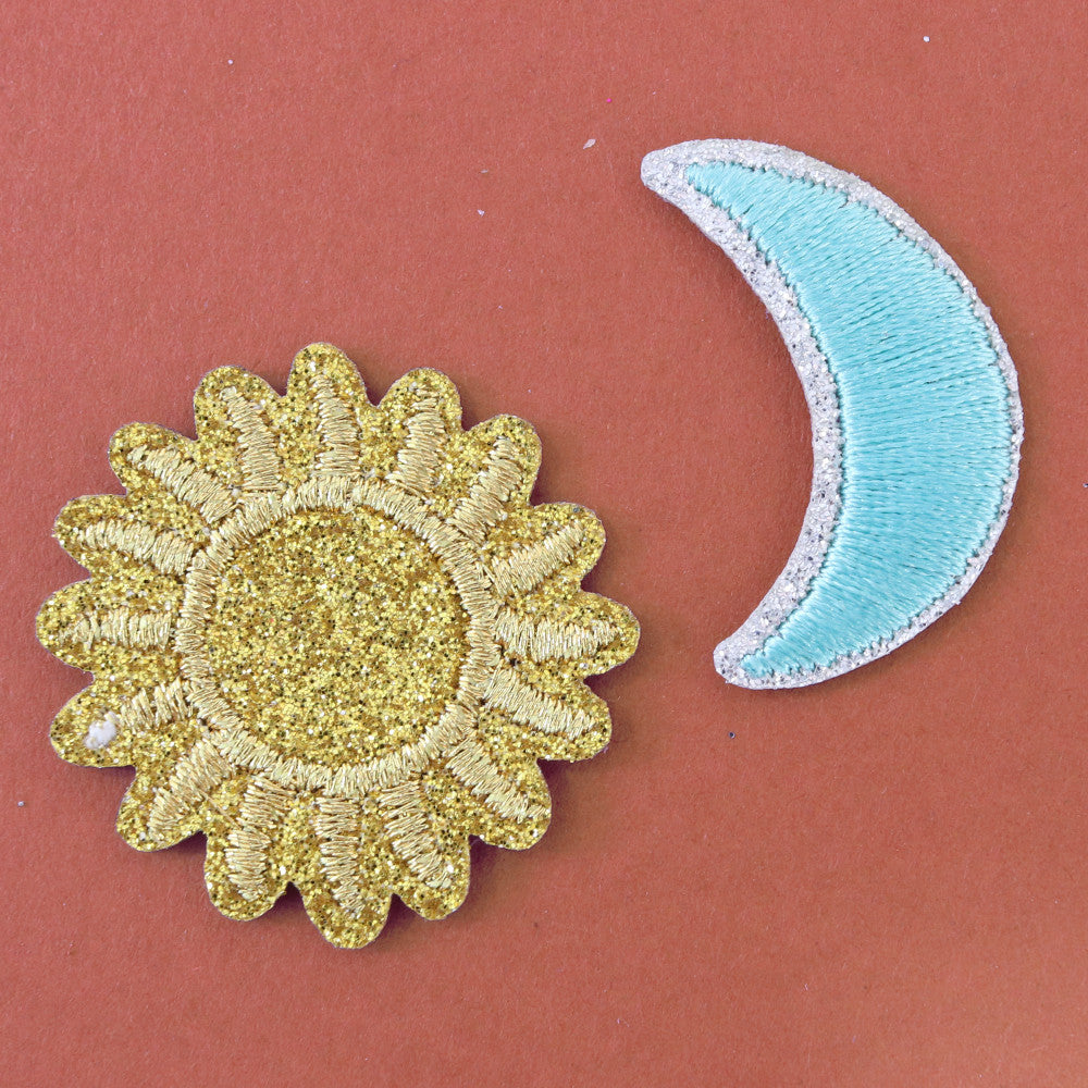ecusson-thermocollant-a-paillettes-soleil-lune.jpg