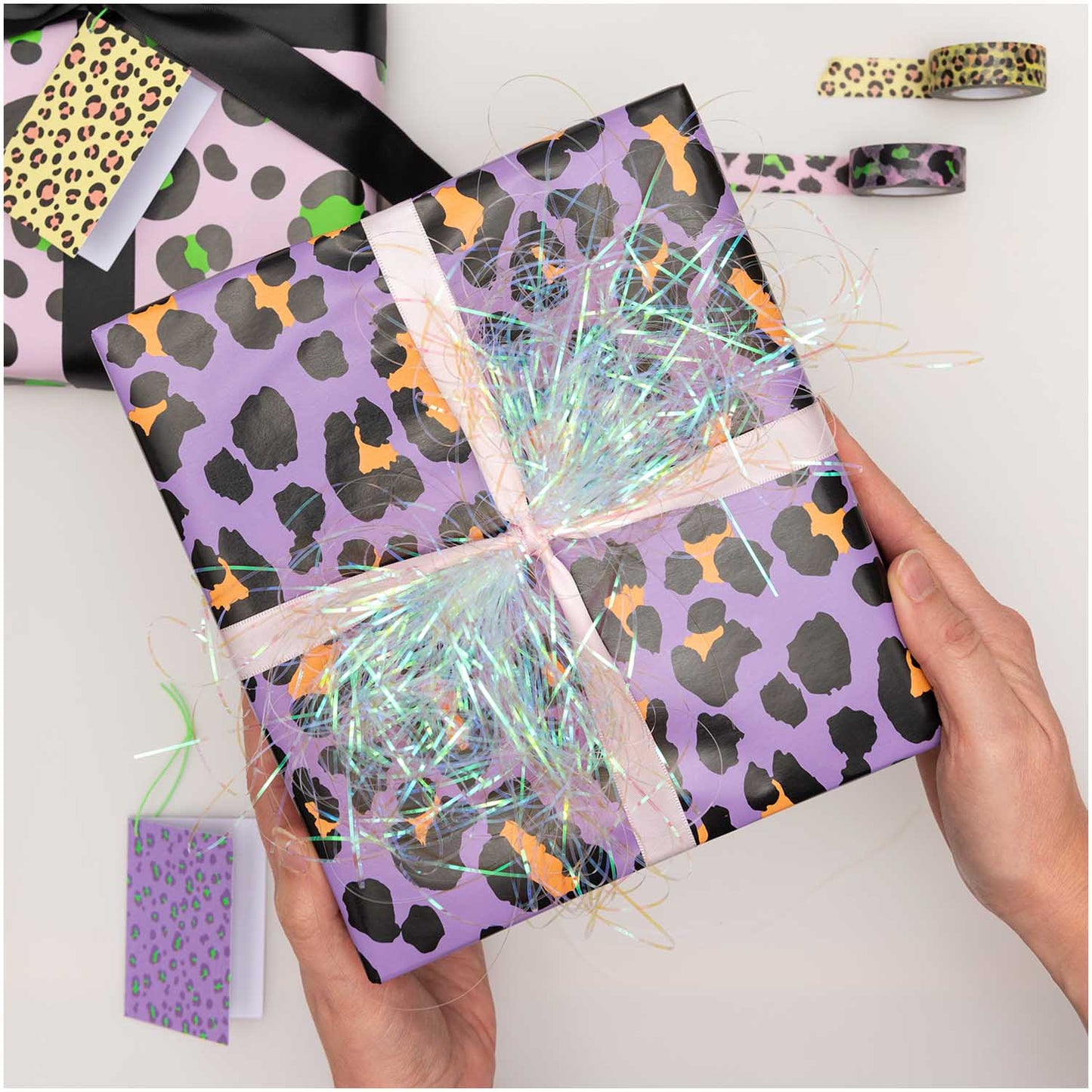 balicí papír s leopardím vzorem — fialový