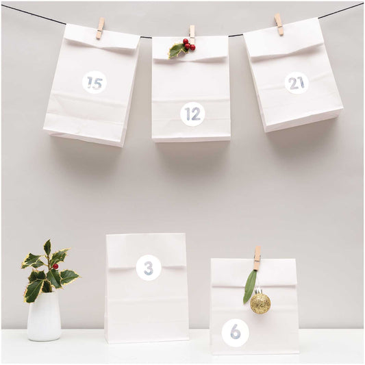adventní kalendář z papírových sáčků — bílá