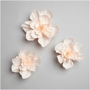 květy z krepového papíru — soft peach — 3 ks